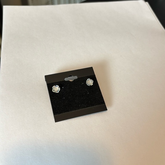 Straight rose earring in a clear color resin with 925 sterling silver - Picture 3 of 4